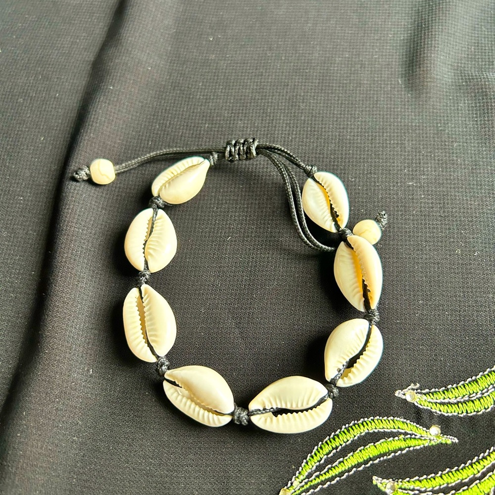 Cute Cowrie shell bracelet on adjustable leather cord. Unbranded